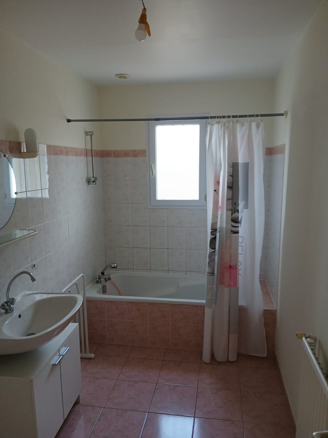 Salle de bain — Sainte-Gemme-la-Plaine avant rénovation