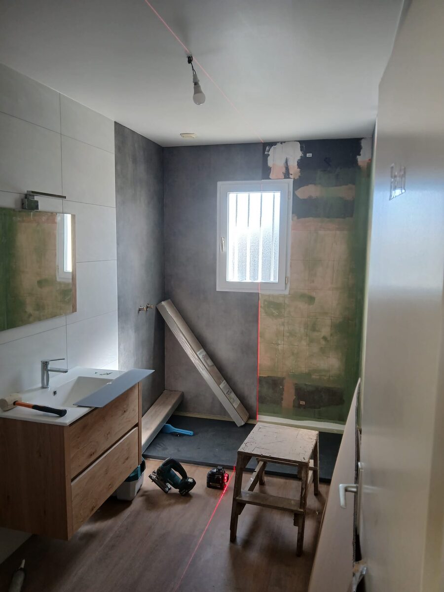 Salle de bain en cours d'aménagement
