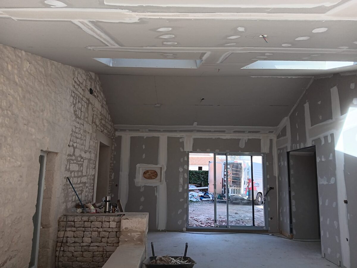 Pièce rénovée : cloisons et plafond placo