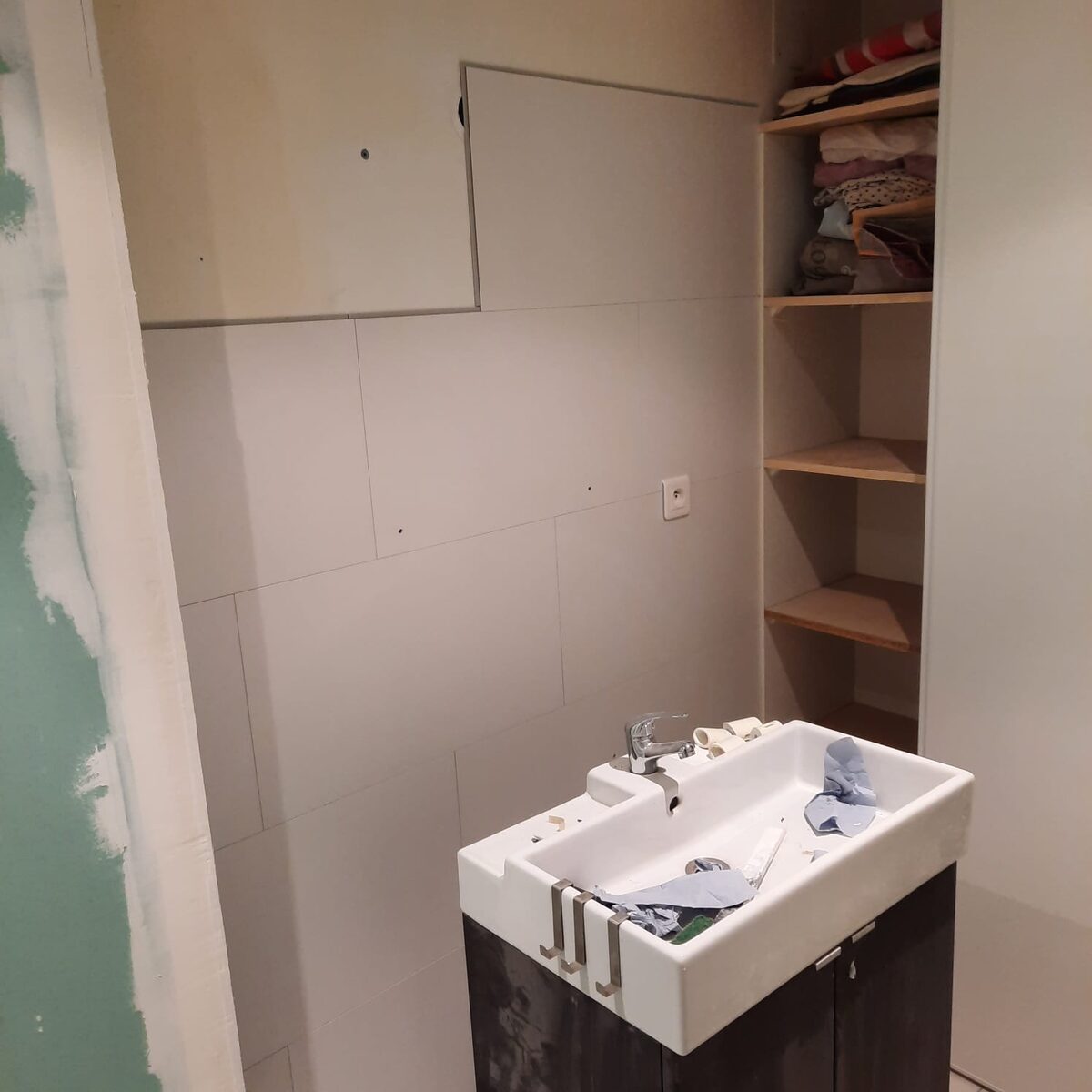 Pose de meuble vasque sur cloison neuve