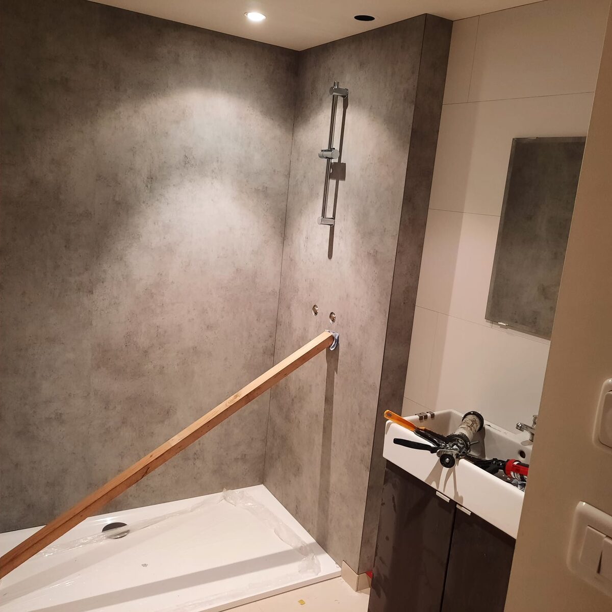 Douche à l'italienne en cours de finition